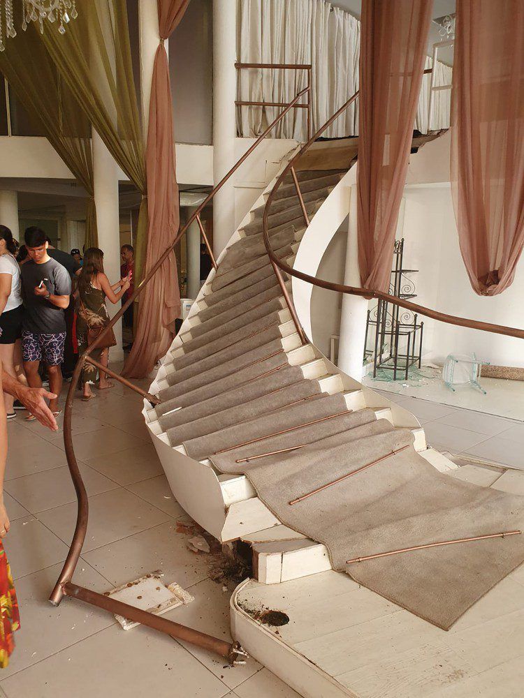 Escada de Salão de Festas desaba durante ensaio fotográfico deixa alunos feridos na Zona Sul de Aracaju