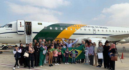 Voo com 32 Brasileiros e familiares deixa Faixa de Gaza com destino ao Brasil