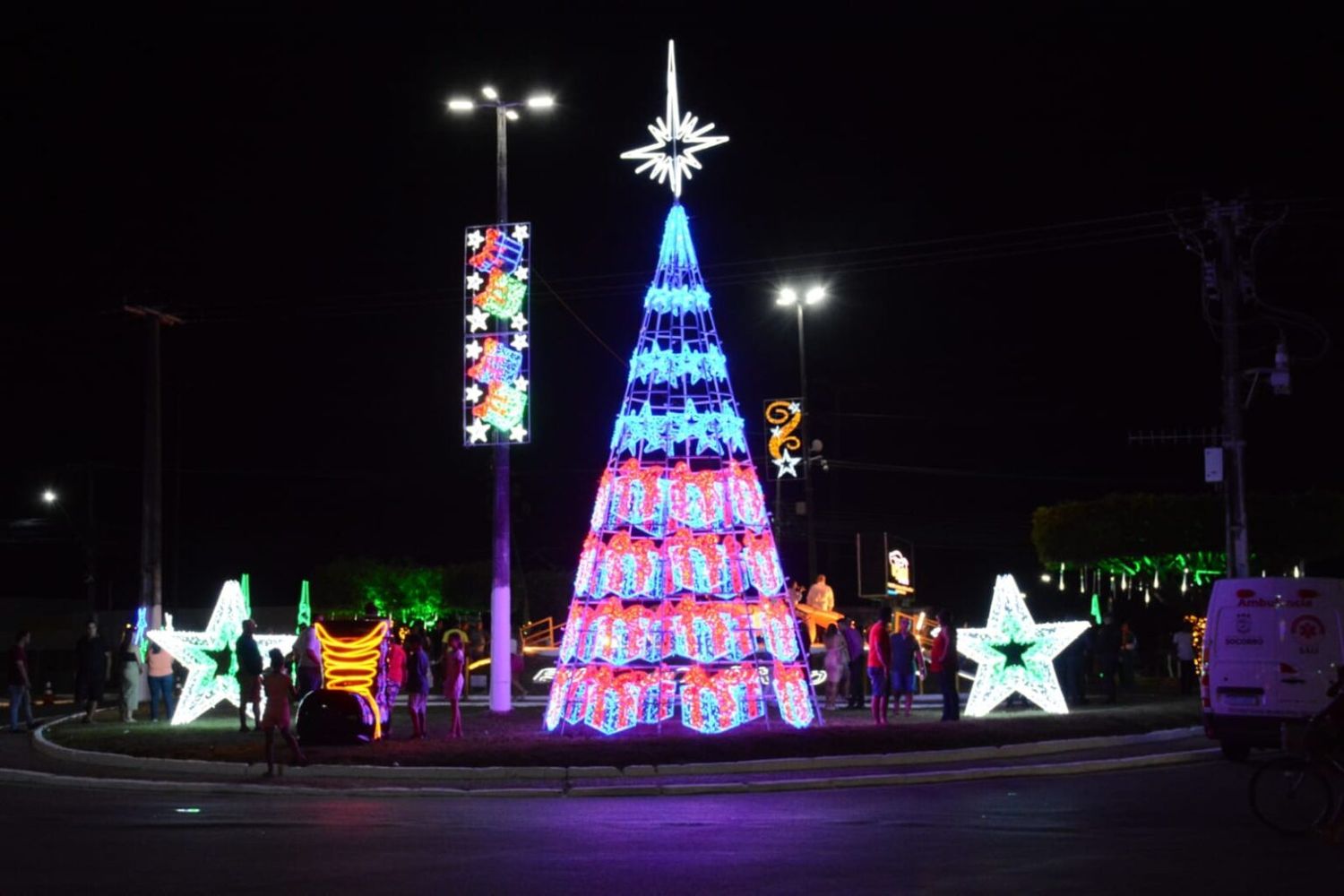 Prefeitura de Socorro e Fecomércio acendem luzes de Natal no Conjunto João Alves