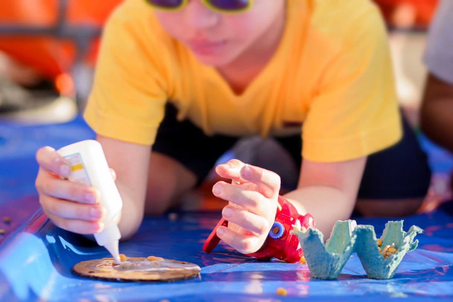 Imagem de criança realizando atividade manual