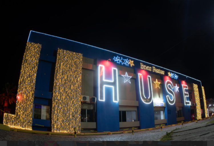 Huse recebe iluminação especial de Natal