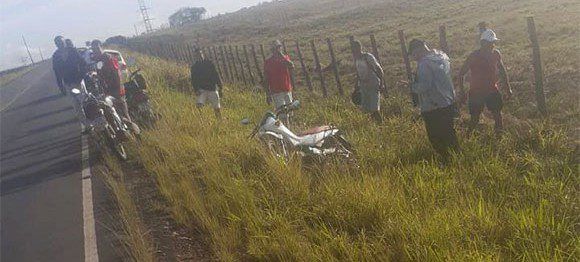 Mulher é arremessada para fora da pista e fica em estado grave
