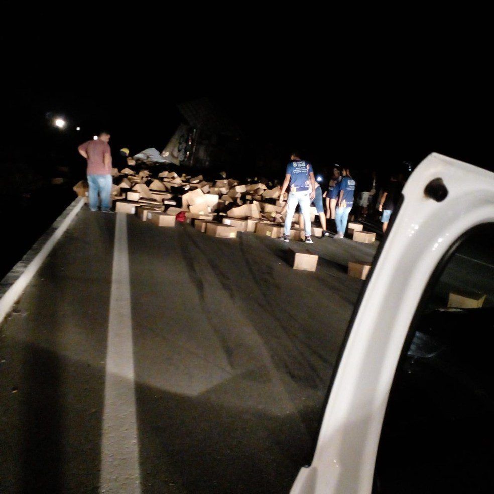 Caminhão de Perfumes Tomba e Carga é Saqueada em Laranjeiras