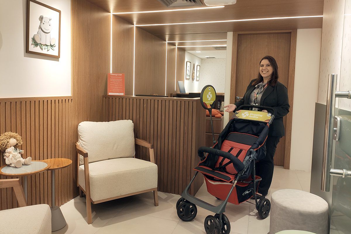 Imagem de atendente com carrinho de bebê no novo Espaço Família do Shopping Jardins