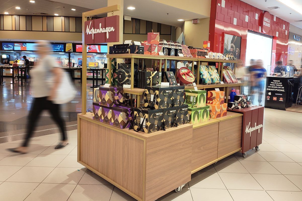 Imagem de quiosque de panetones e chocolates no Shopping Jardins