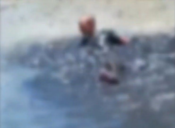 Homem é flagrado nadando em canal de esgoto na Zona Norte de Aracaju