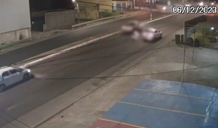 Homem fica gravemente ferido em atropelamento na Avenida Osvaldo Aranha e motorista foge sem prestar socorro