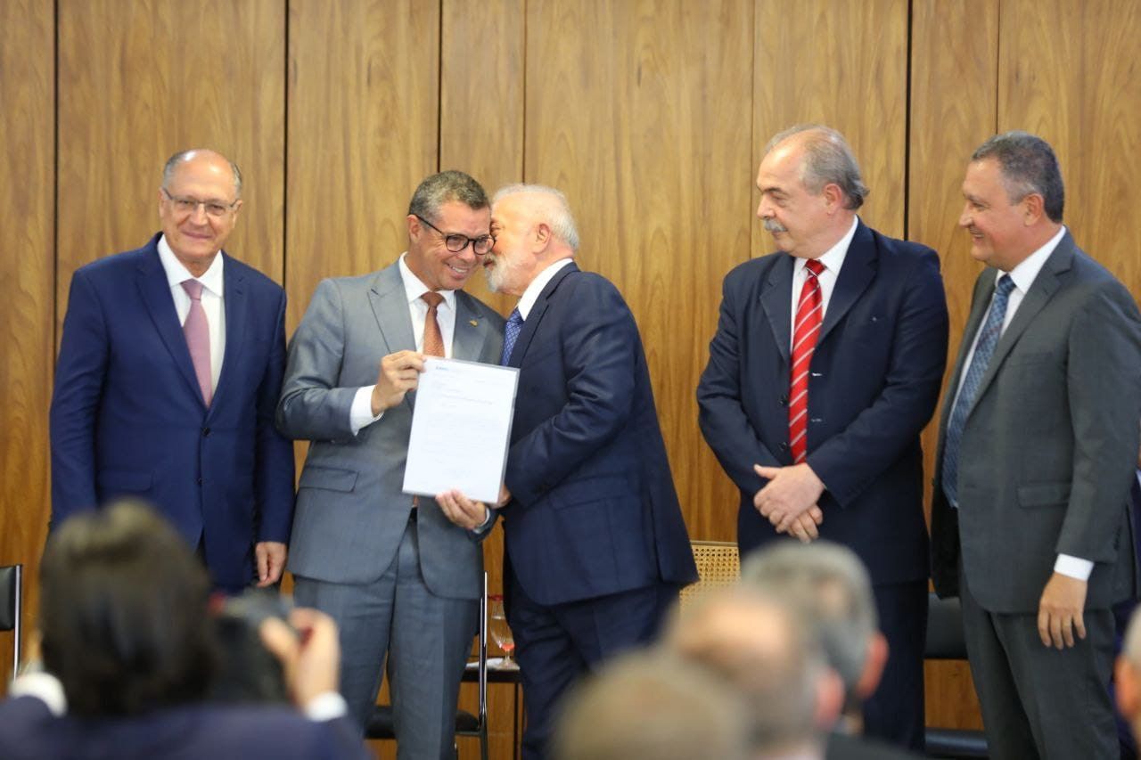 Presidente Lula e Fábio Mitidieri estão de cochichos e risadas