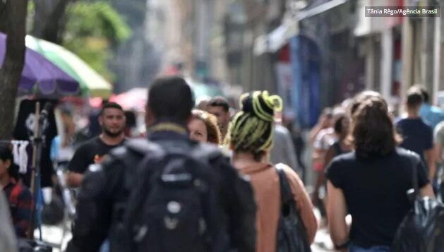 IBGE revela que rendimentos de brancos são 61,4% maiores que de negros e pardos