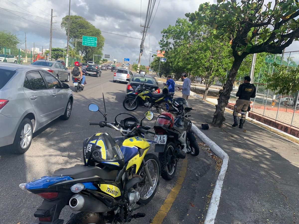 Acidentes provocam congestionamento na Avenida Tancredo Neves em Aracaju
