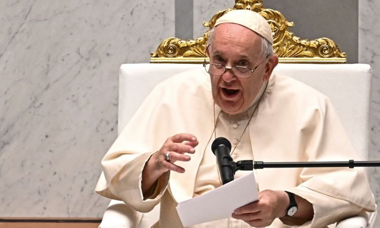 Vaticano autoriza bênção de casais do mesmo sexo em decisão histórica