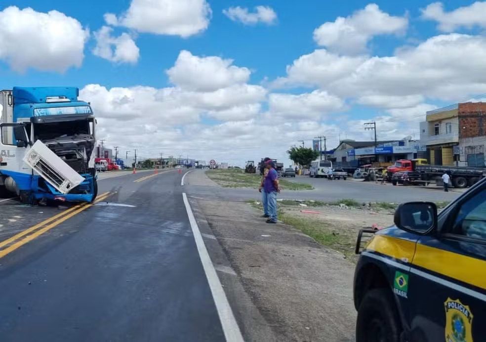 Colisão entre Duas Carretas na BR-235 em Itabaiana Deixa Passageira Gravemente Ferida