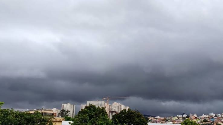 Dez estados brasileiros estão sob alerta laranja para tempestade