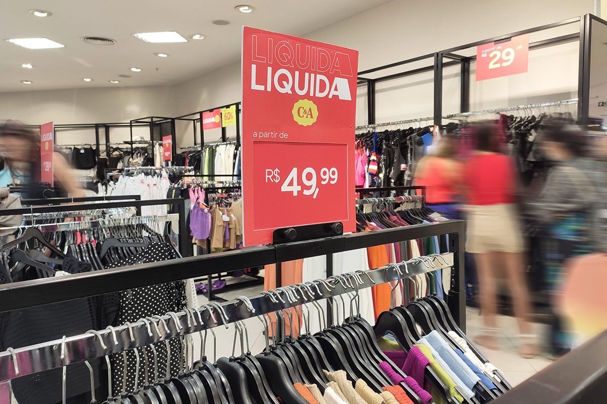 Imagem de arara de loja com produtos por 49 reais em promoção no BBB Verão 2024 do Shopping Jardins