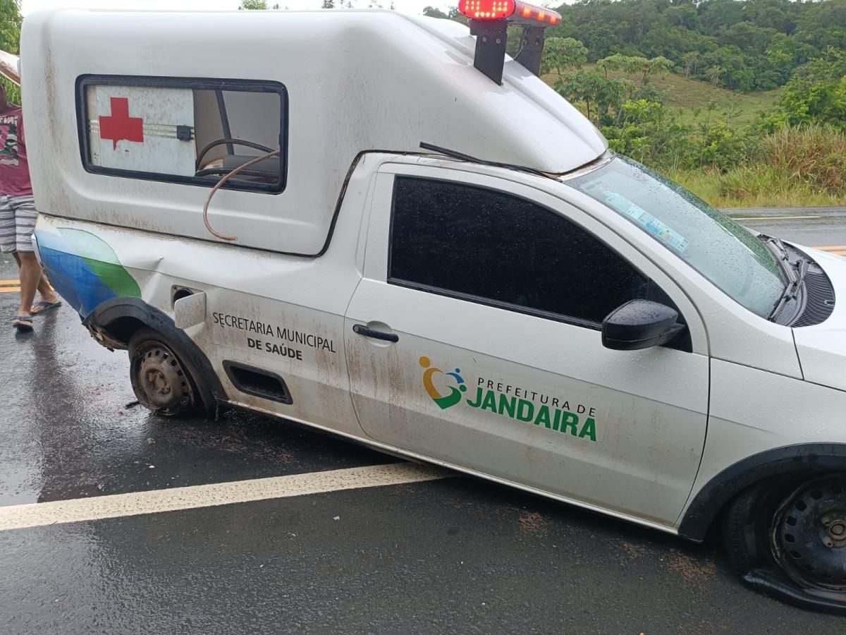 Acidente com ambulância deixa dois feridos na Rodovia SE-100