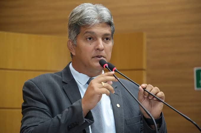 Deputado Samuel Carvalho é flagrado sem capacete em infração gravíssima de trânsito: Exemplo ou Exceção?