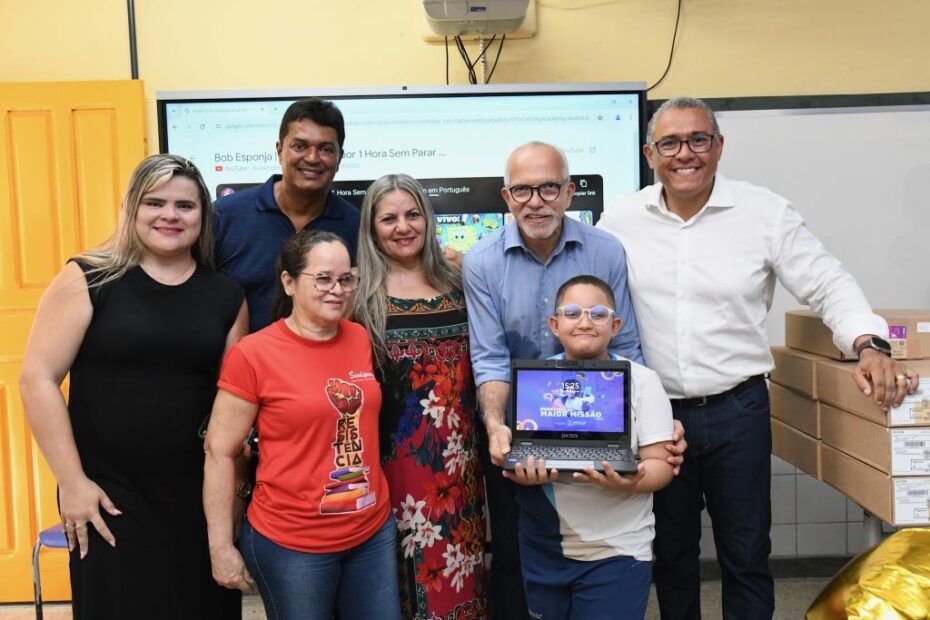 Programa Escola Tech Aracaju: Entrega de Notebooks Impulsiona Ensino em Aracaju