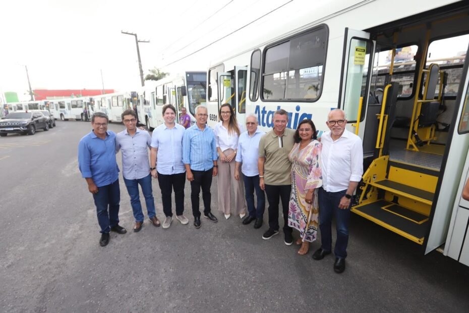 Luiz Roberto celebra entrega de novos ônibus em Aracaju