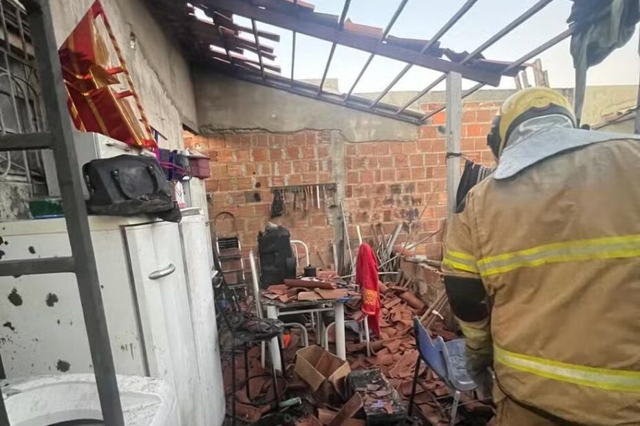 Explosão em Estância deixa casa parcialmente destruída durante fabricação de fogos de artifício