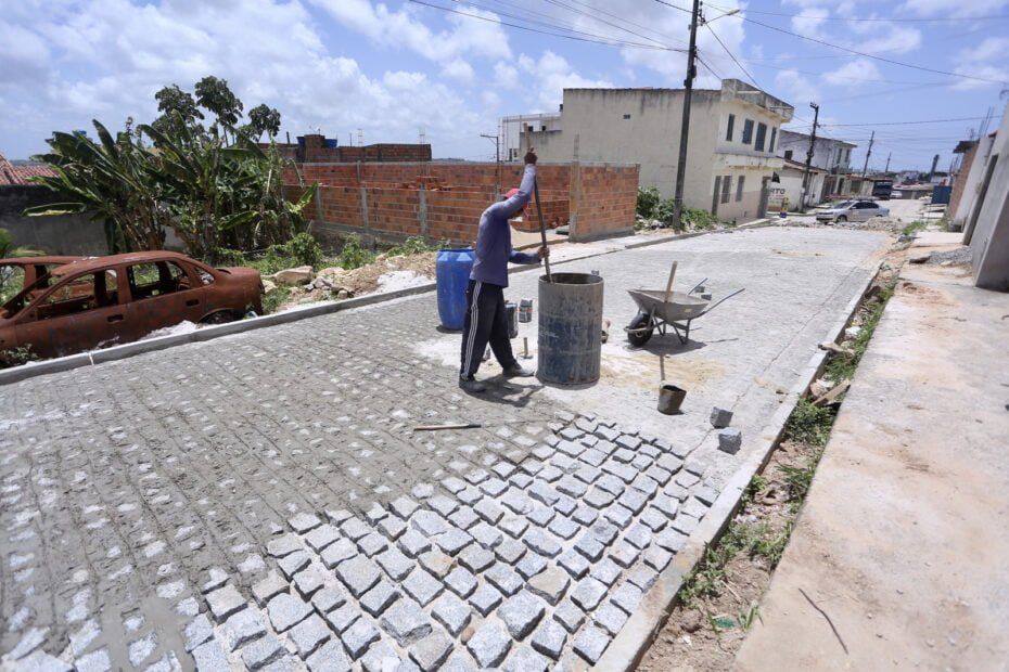 Vereador Ítalo Macario conquista drenagem e pavimentação do loteamento Rosa do Oeste