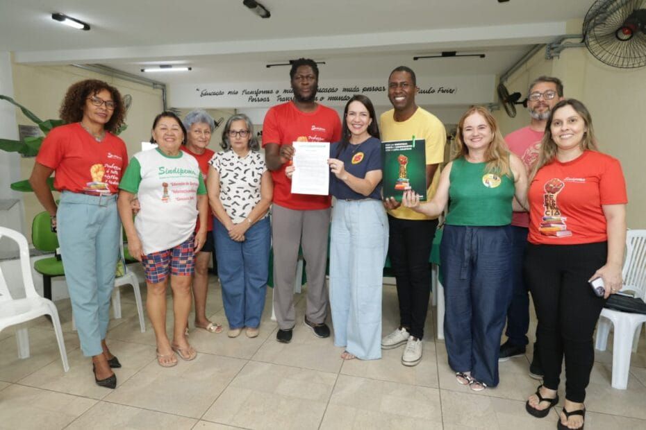 Delegada Danielle assina carta compromisso com a educação pública de Aracaju apresentada pelo Sindipema