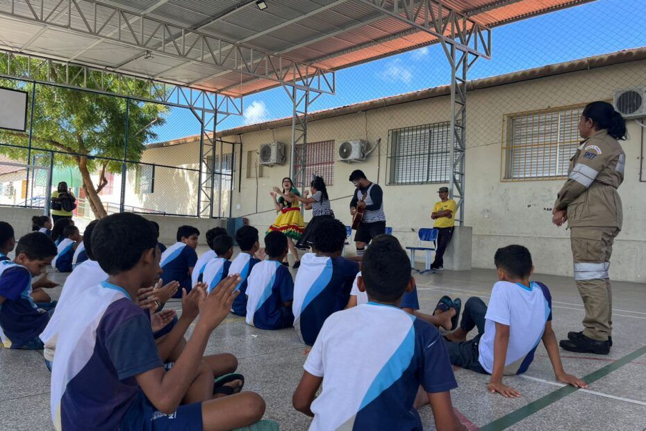Trânsito nas escolas: SMTT de Aracaju realiza apresentação teatral para estudantes da rede municipal de ensino