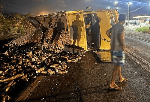 Caminhão tomba na BR-235 em Itabaiana