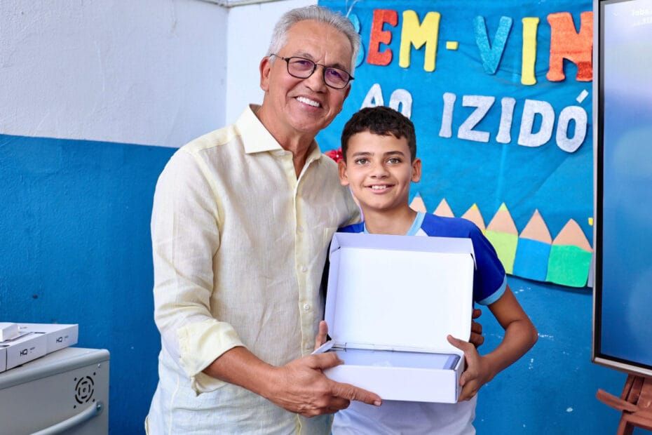 Escola Municipal de São Cristóvão recebe 180 tablets para modernizar ensino e incluir alunos na era digital
