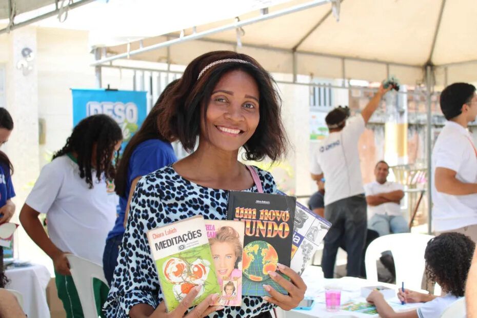 Projeto da Deso incentiva leitura à população de Pedrinhas - Edriana Santos Almeida