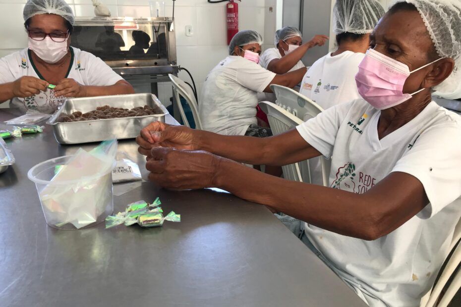 Projeto Rede Solidária de Mulheres leva a luta extrativista através das balas de mangaba ao G20 Social