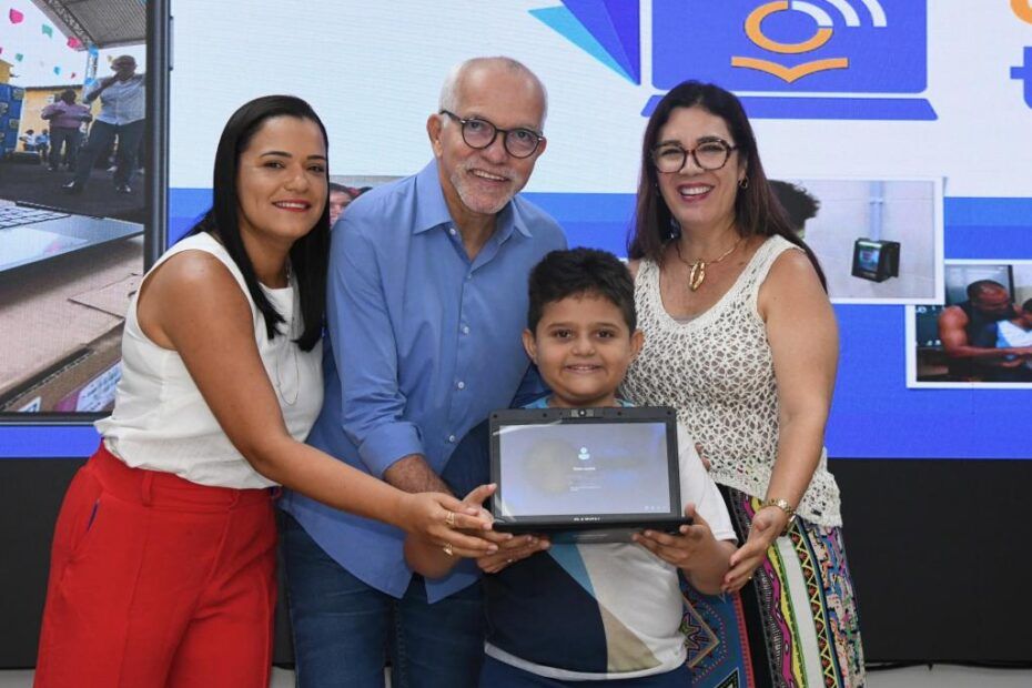 entrega de notebooks em escolas municipais de Aracaju