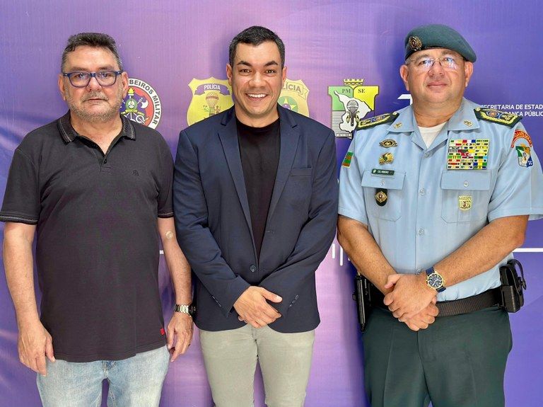 Levi Oliveira entrega motocicletas para segurança pública