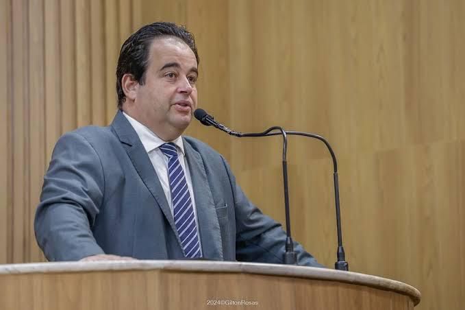 Vereador Vinicius Porto defende prefeita Emília sobre denúncia por receber presentes e agradecer nas redes sociais