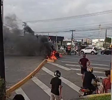 manifestação na Avenida Tancredo Neves