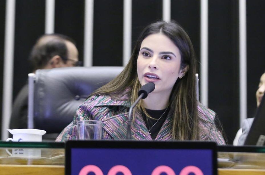 Yandra Moura relata projeto que garante sinalização bilíngue e acessível em locais turísticos