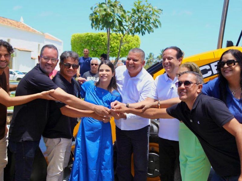 Yandra estreita parceria e entrega retroescavadeira em Santo Amaro das Brotas