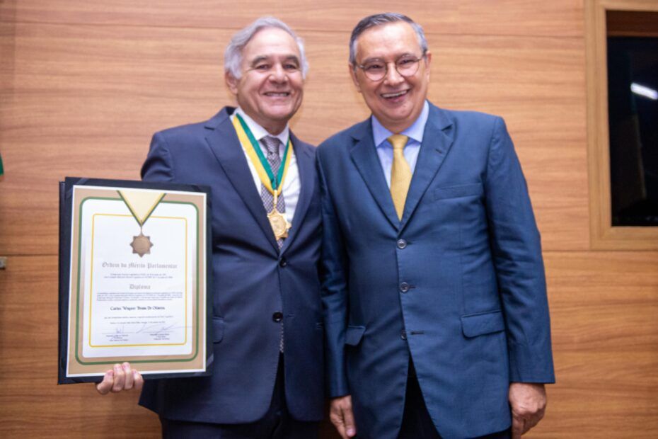 Eduardo Amorim prestigia entrega da Medalha da Ordem do Mérito ao médico Dr. Carlos Wagner Bravo