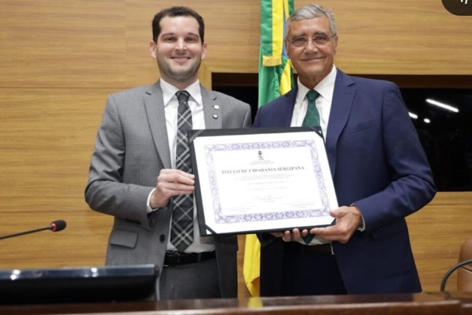 Neto Batalha homenageia Renato Vieira por contribuição ao desenvolvimento de Sergipe