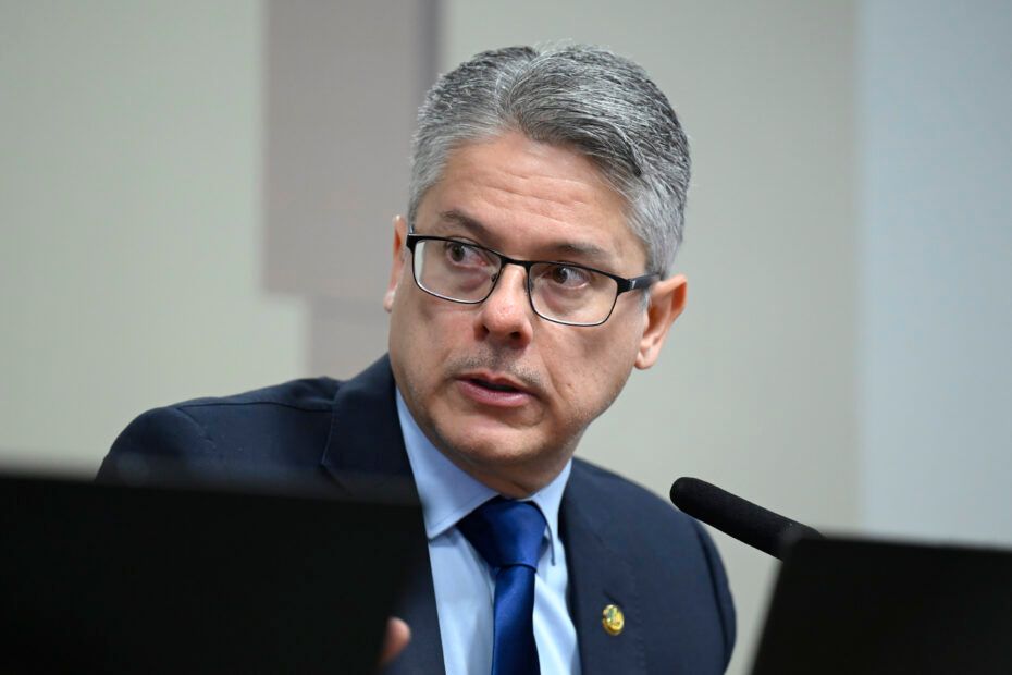 Relator da CPI, Alessandro Vieira defende ocupação de territórios e investimento em segurança: "A presença do Estado inibe o crime"