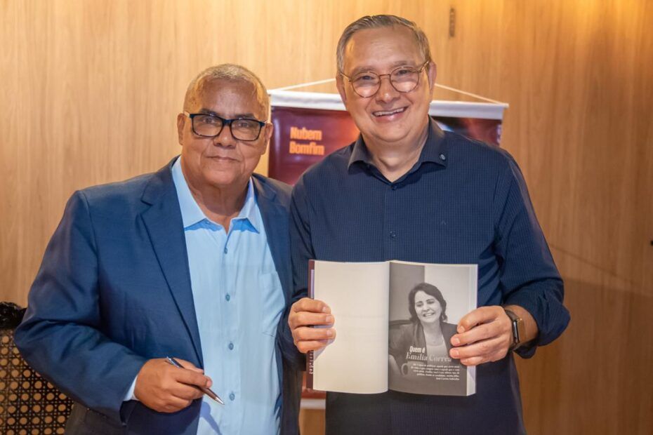 Eduardo Amorim prestigia lançamento de livro que narra vitória eleitoral de Emília Corrêa em 2024